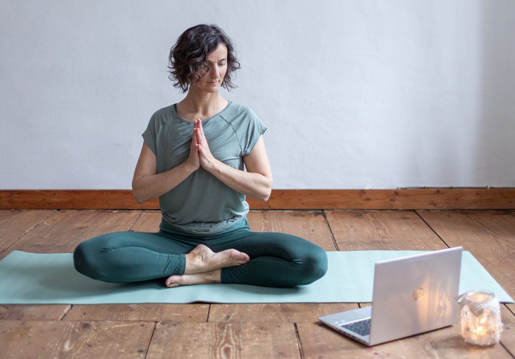 Online Yoga Kurs Österreich zuhause praktizieren